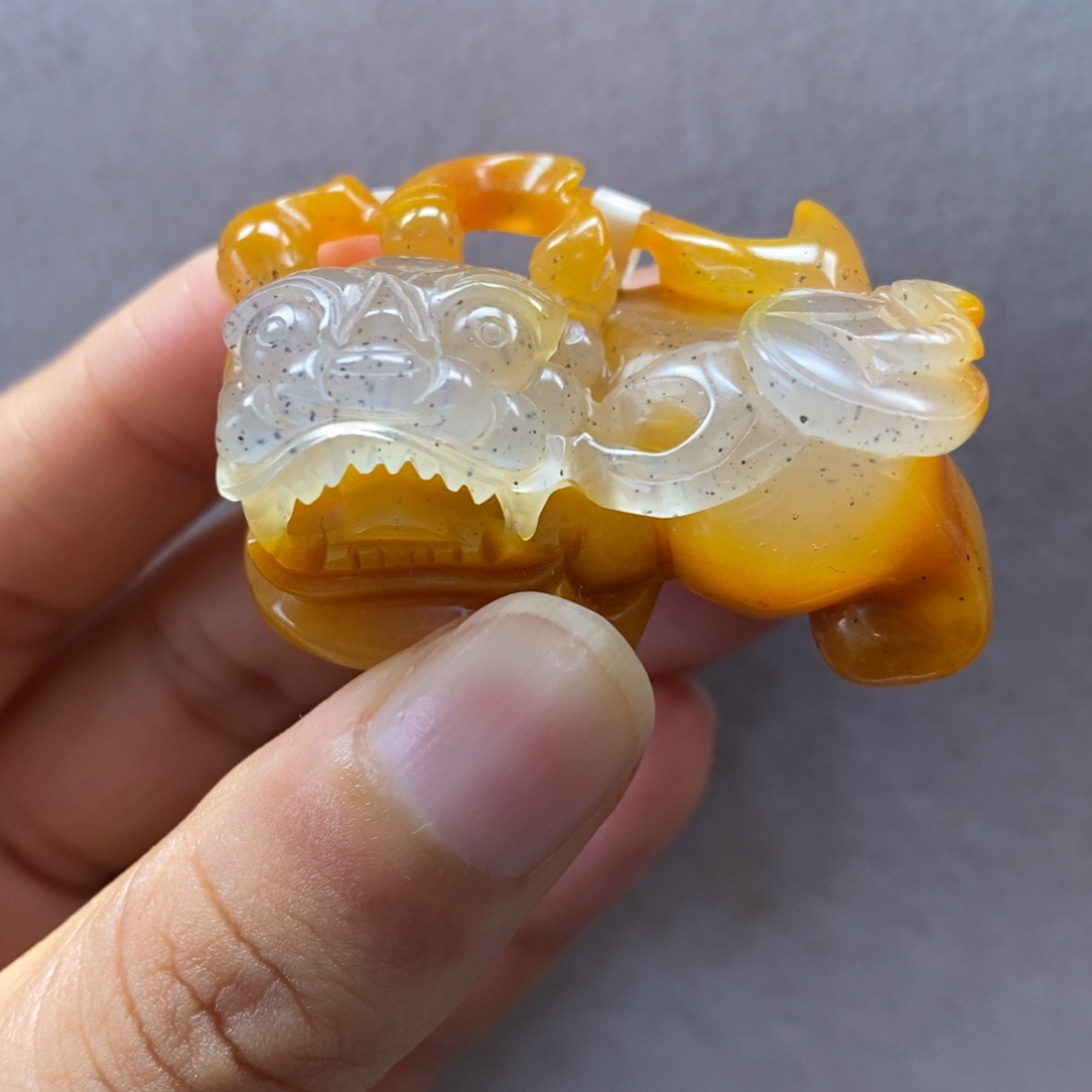 未镶嵌石英质玉（黄龙玉）颈饰