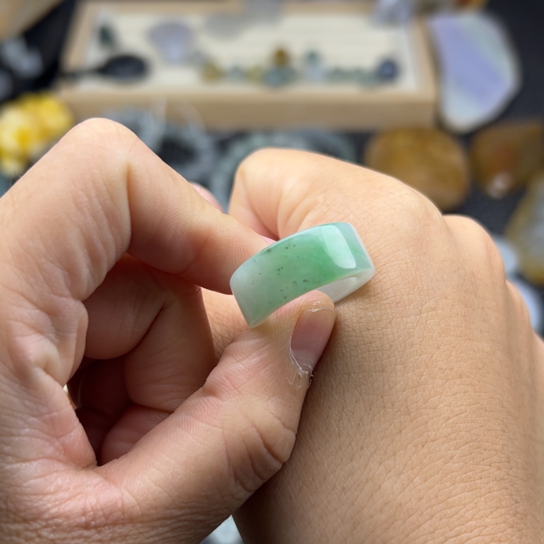 颈饰未镶嵌翡翠戒圈