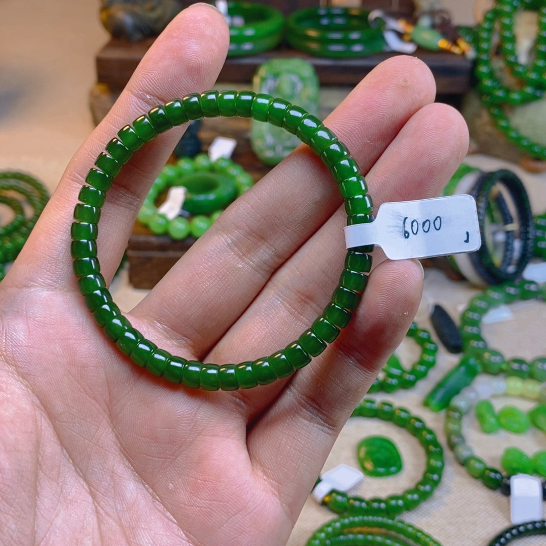 和田玉颈饰未镶嵌简*