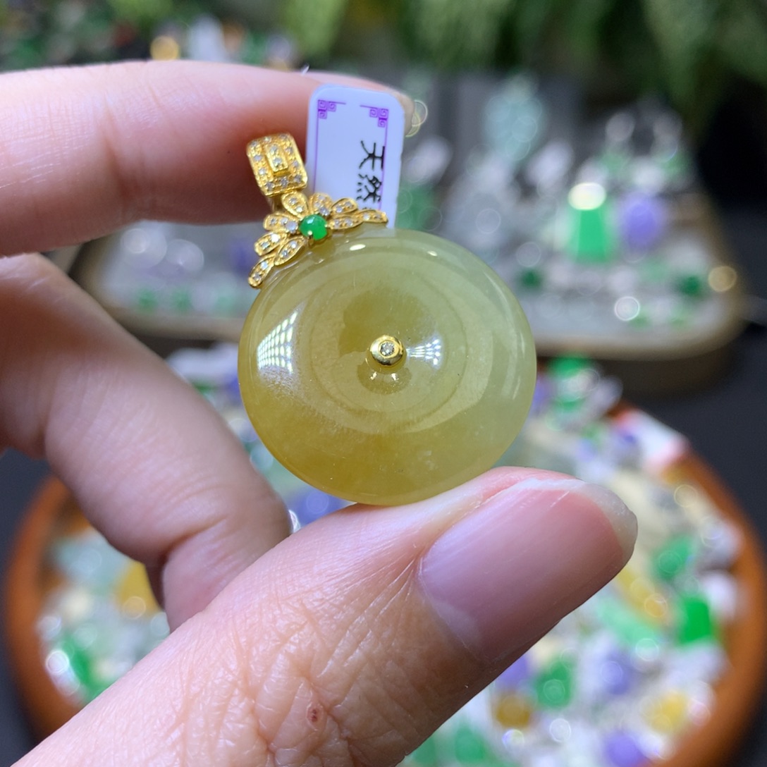 颈饰18K金镶嵌翡翠