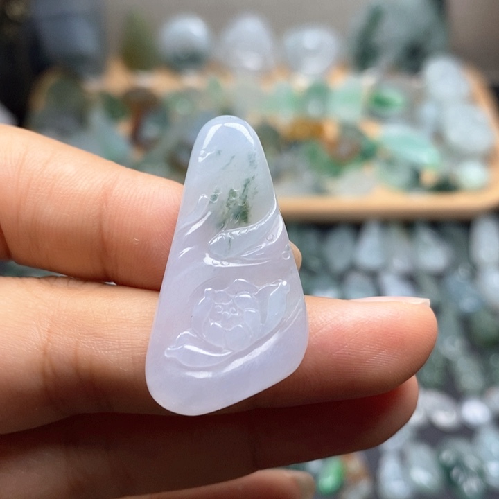 翡翠未镶嵌颈饰连年有余