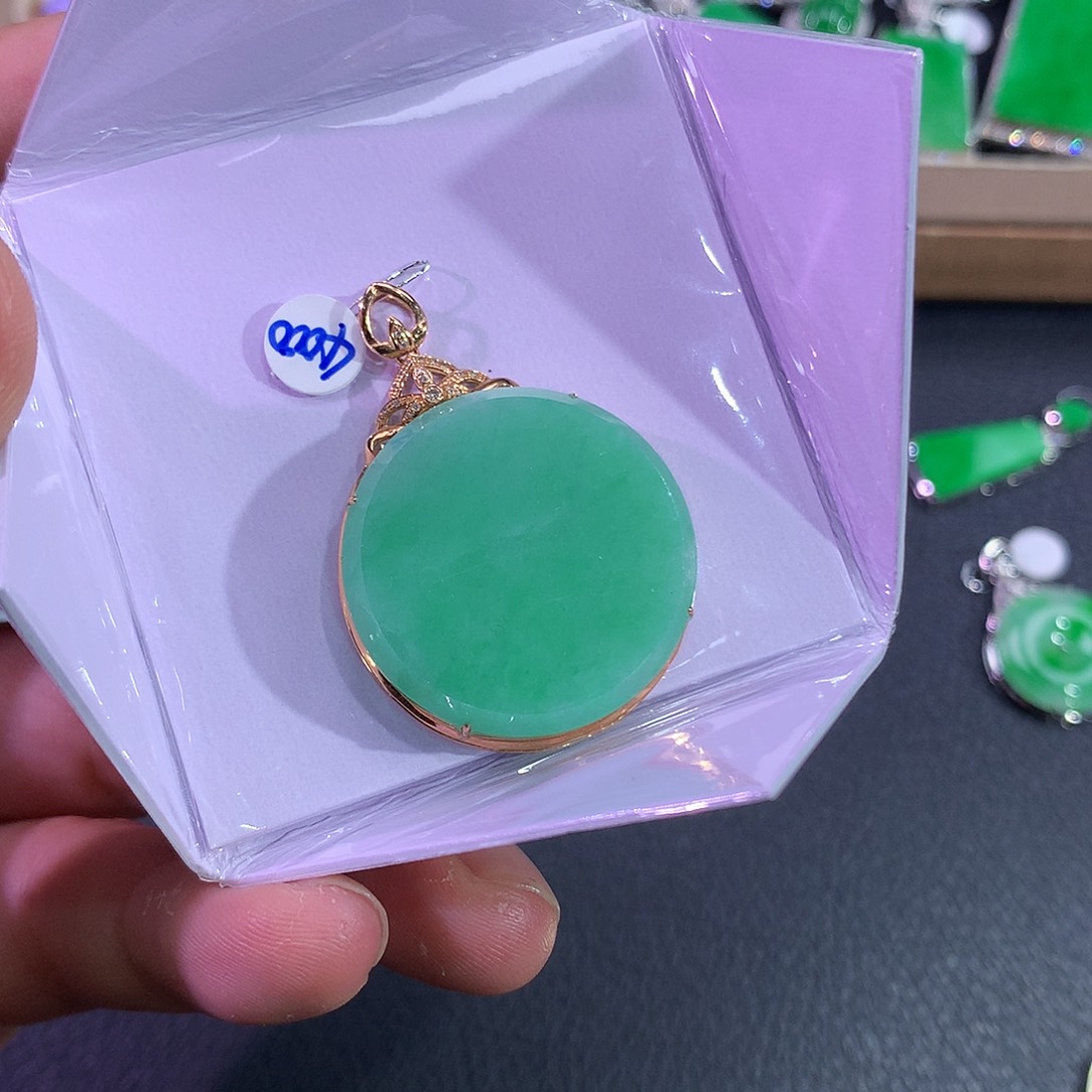 翡翠吊坠(赠链)18K金镶嵌