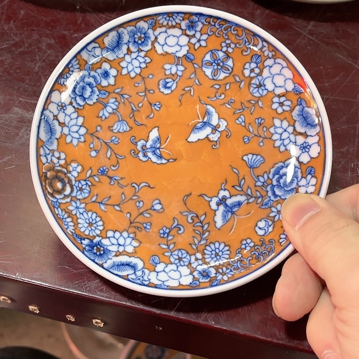 瓷片///////直径13.5厘米。红。