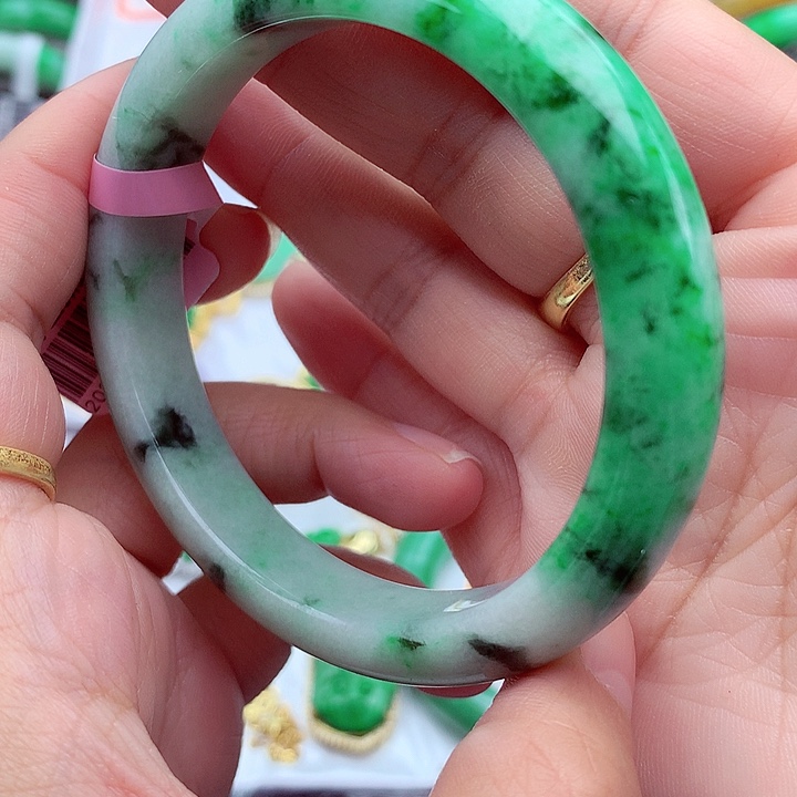 翡翠手镯未镶嵌翡翠