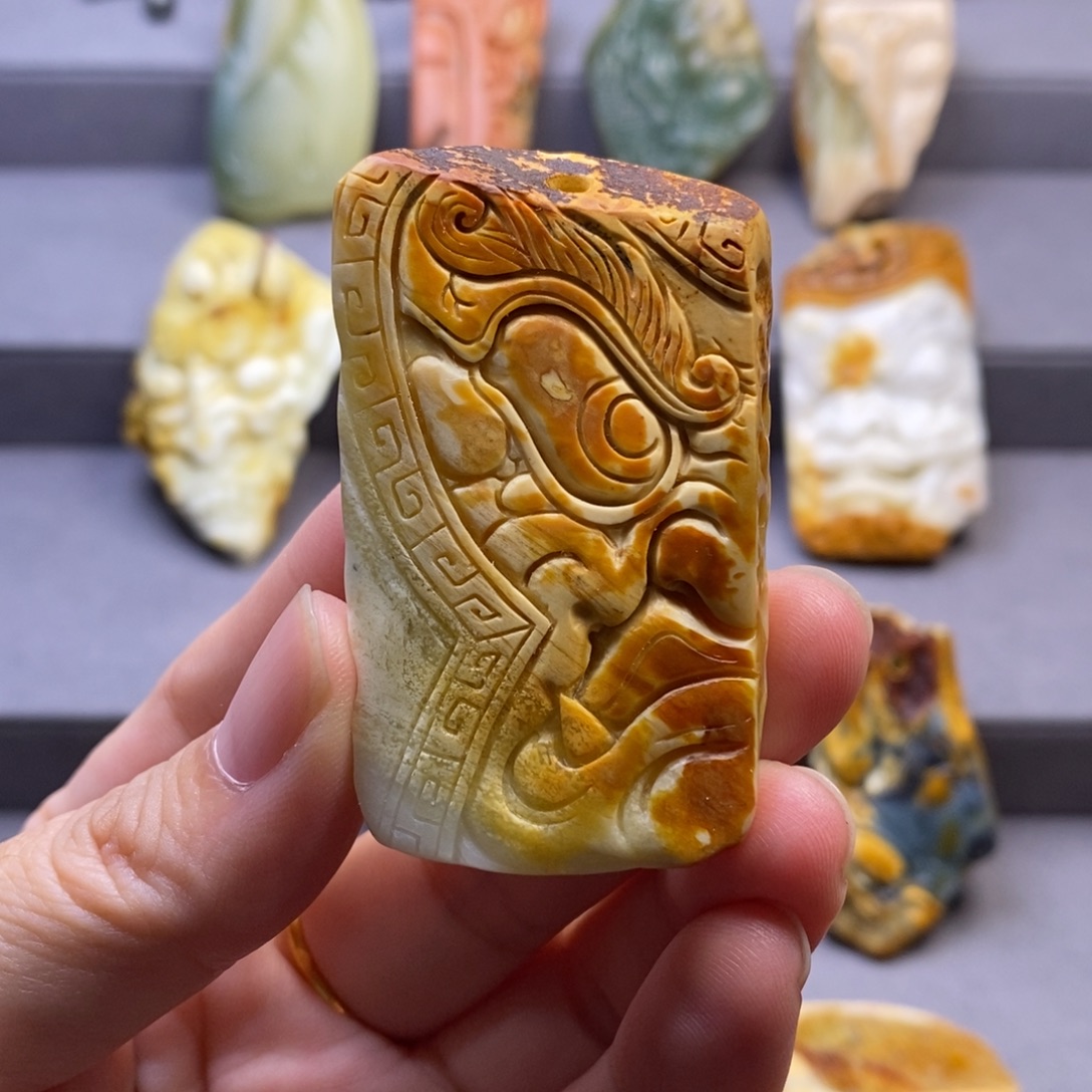 未镶嵌岫玉颈饰挂件