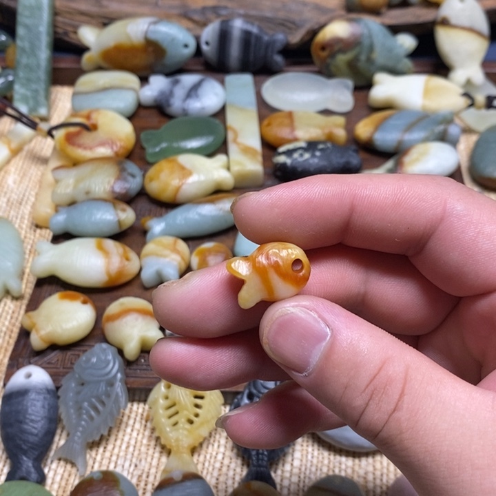 嗨***夏蛇纹石玉未镶嵌颈饰