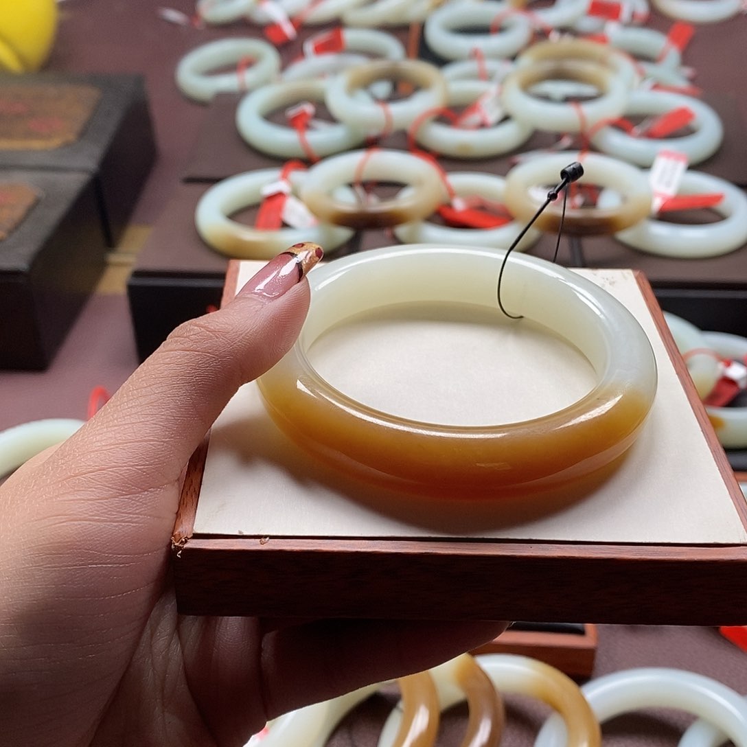 和田玉手镯未镶嵌开*