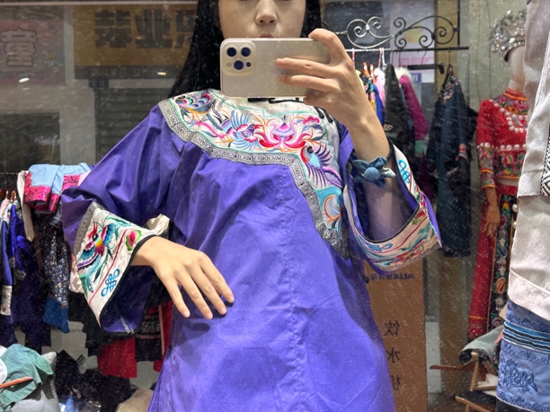 紫色领圈搭配白色