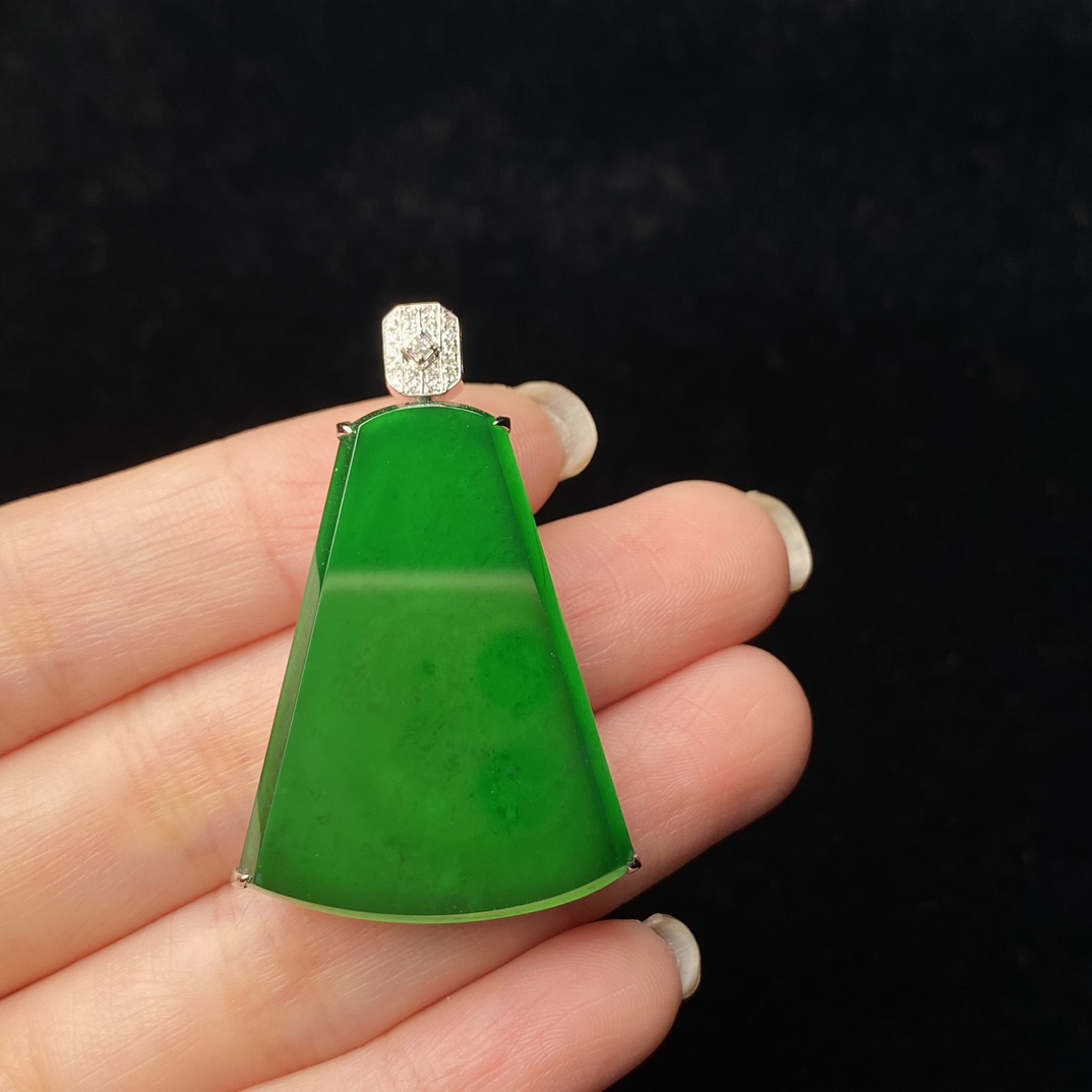 天然A货翡翠高冰阳绿颈饰18k真金真钻镶嵌无事牌吊坠AXN24110202
