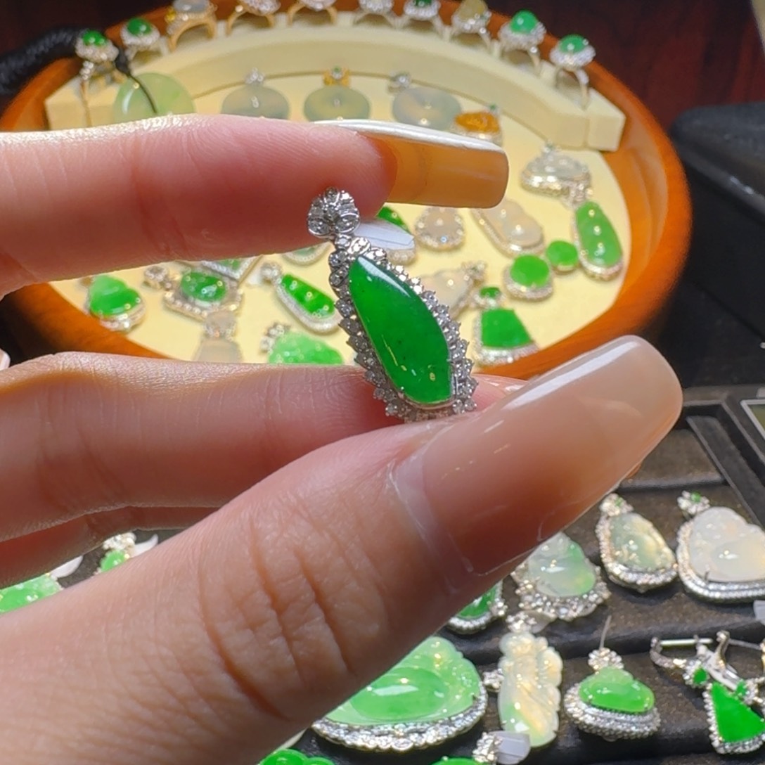 翡翠18K金镶嵌颈饰福瓜吊坠