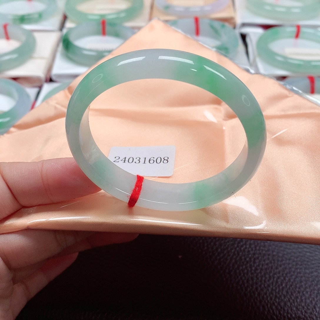 翡翠手镯（贵妃镯）未镶嵌