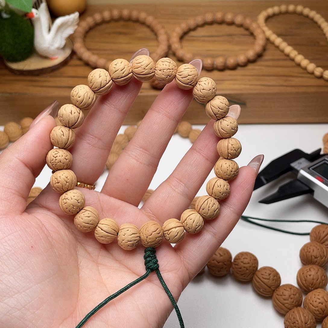 商***工911野生小奶豆桃核手持