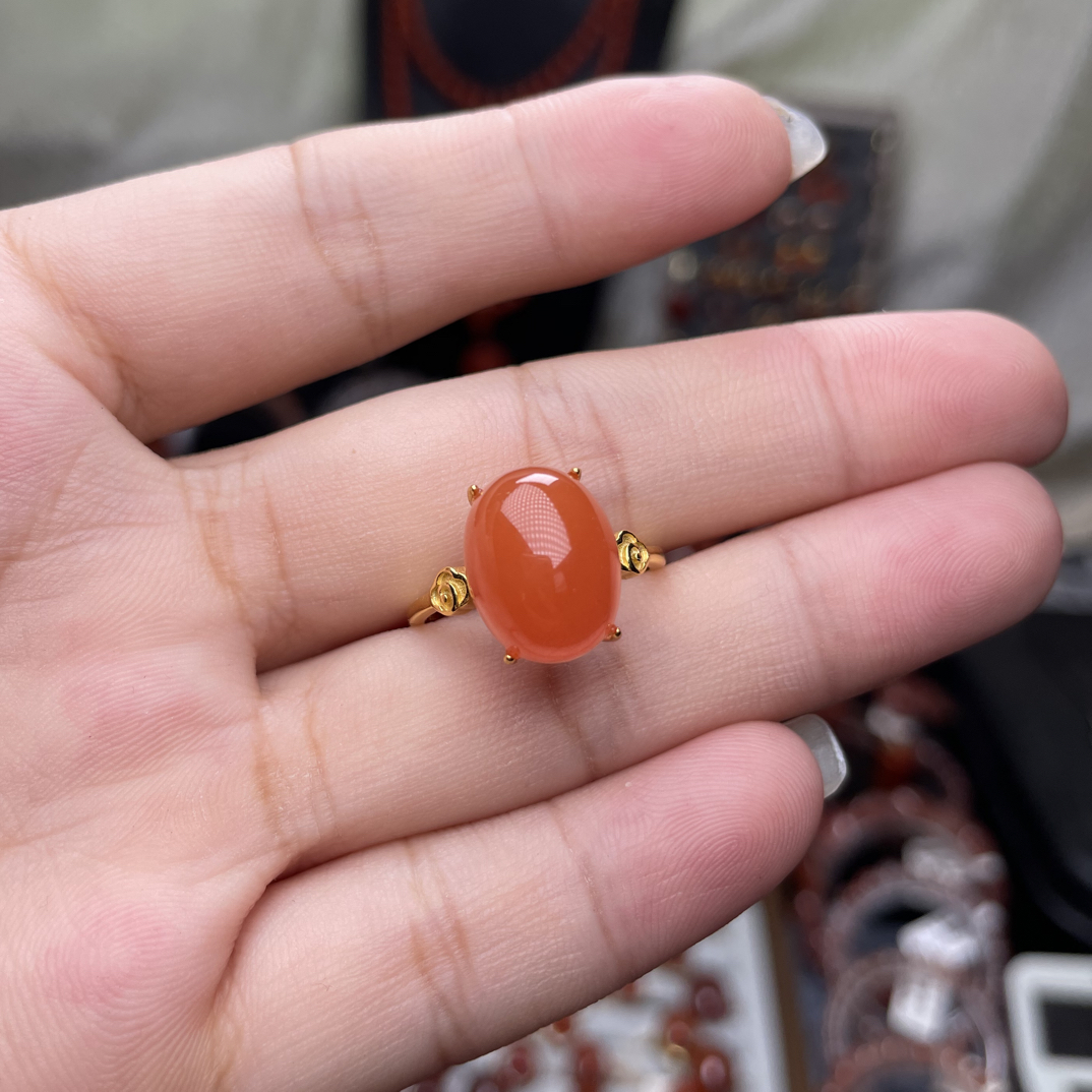 南红保山柿子红蛋面戒指，颜色明艳动人，整体蛋面干净百搭