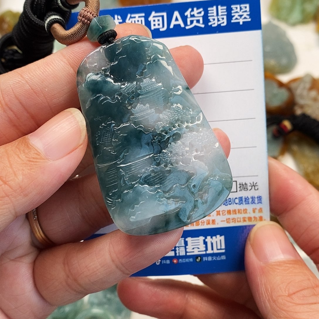 翡翠未镶嵌颈饰山水