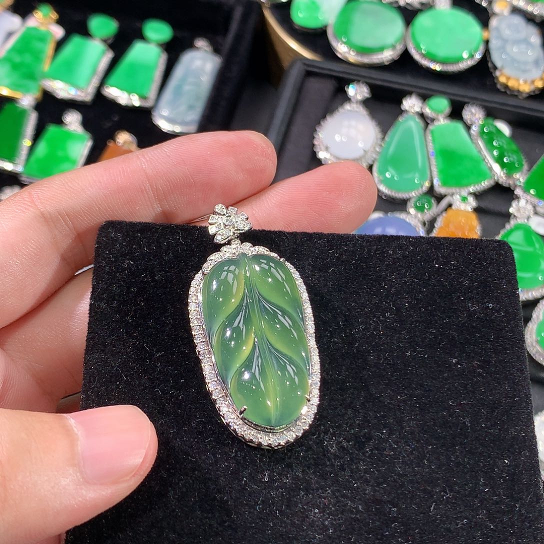 翡翠18K金镶嵌颈饰