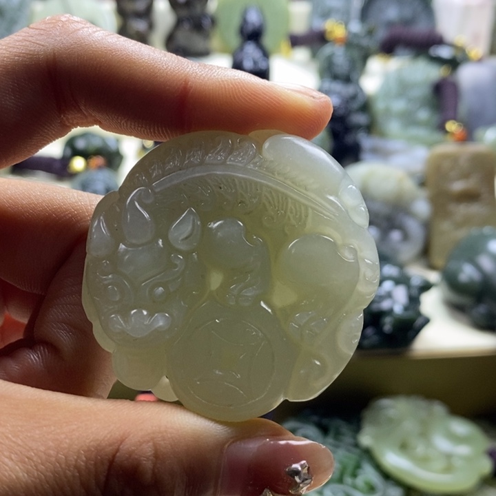 和田玉未镶嵌颈饰一***睛