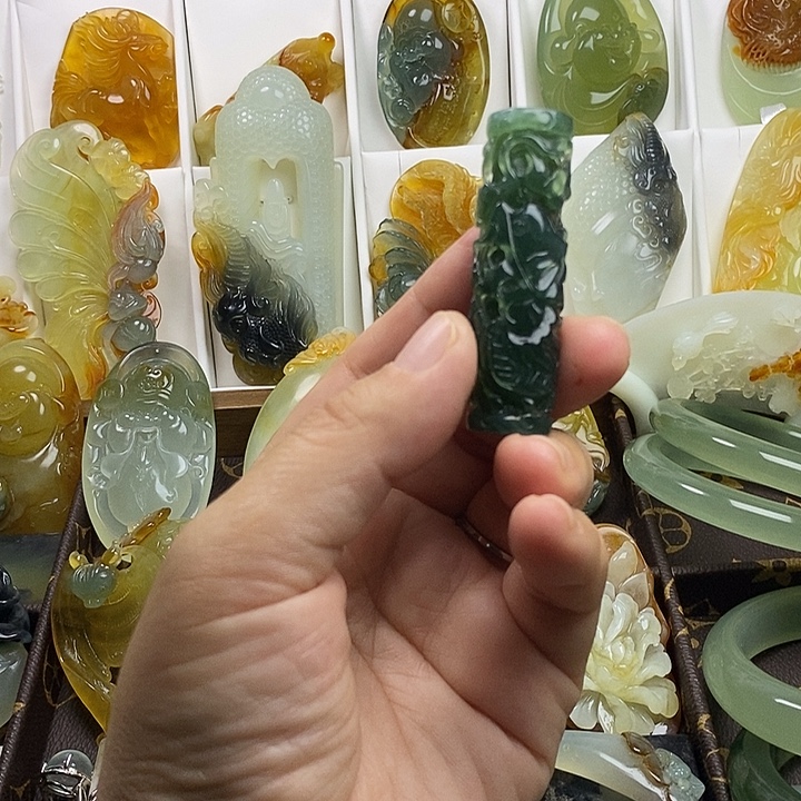 蛇纹石玉未镶嵌颈饰