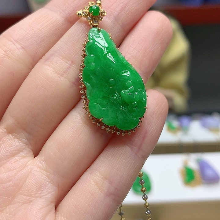 翡翠颈饰18K金镶嵌天然翡翠a 货敏