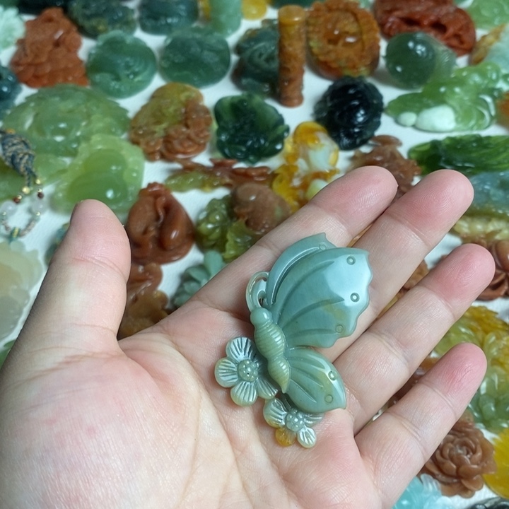 蛇纹石玉颈饰未镶嵌