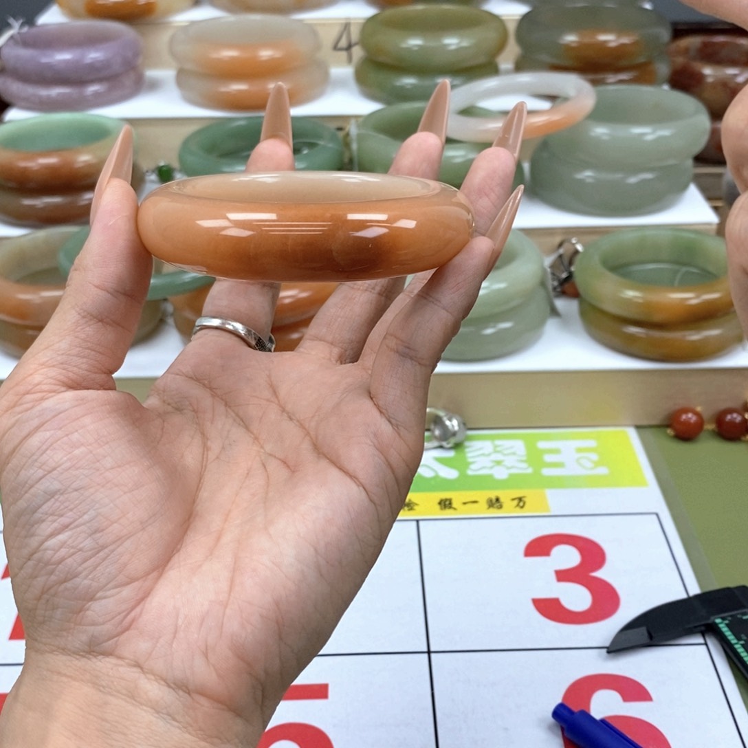 石英质玉手镯未镶嵌少***?