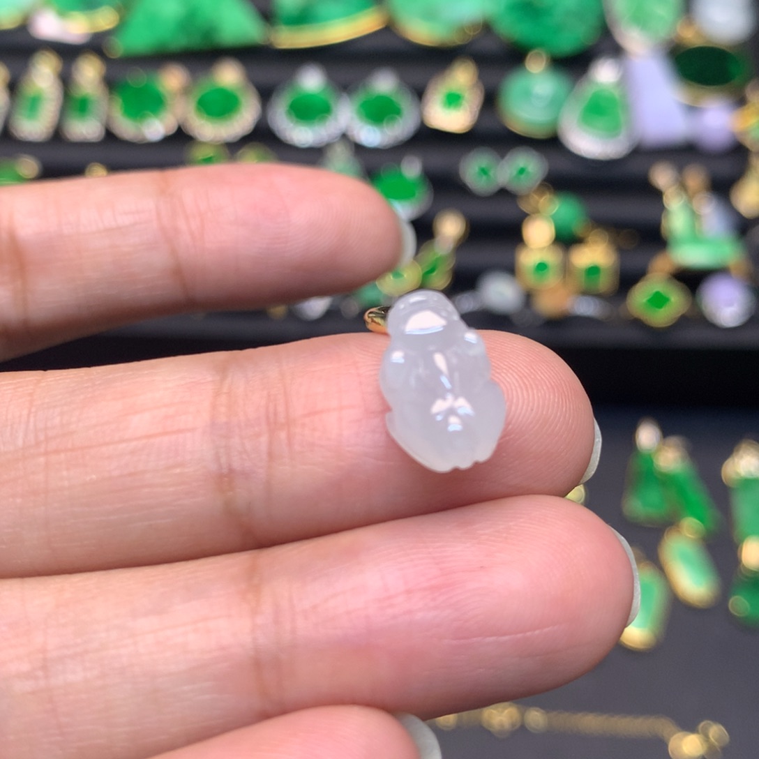 翡翠未镶嵌颈饰有纹