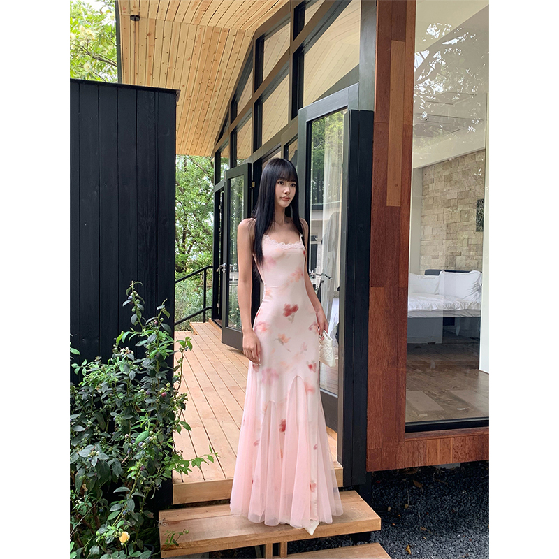 VENUIE【粉雾海】温柔风印花网纱蕾丝花边修身度假吊带连衣裙21560