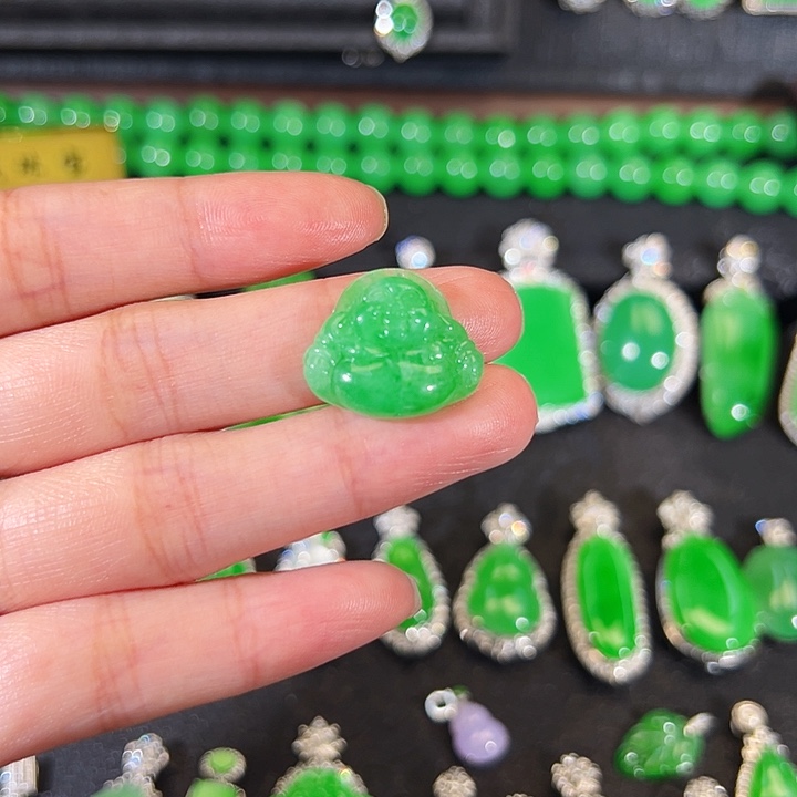 翡翠18K金镶嵌颈饰吊坠