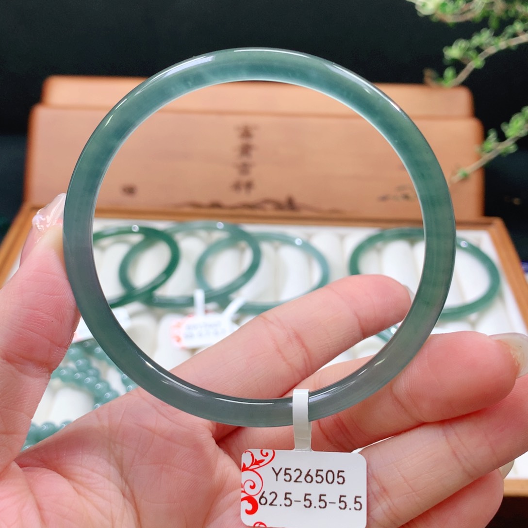 翡翠手镯未镶嵌天然