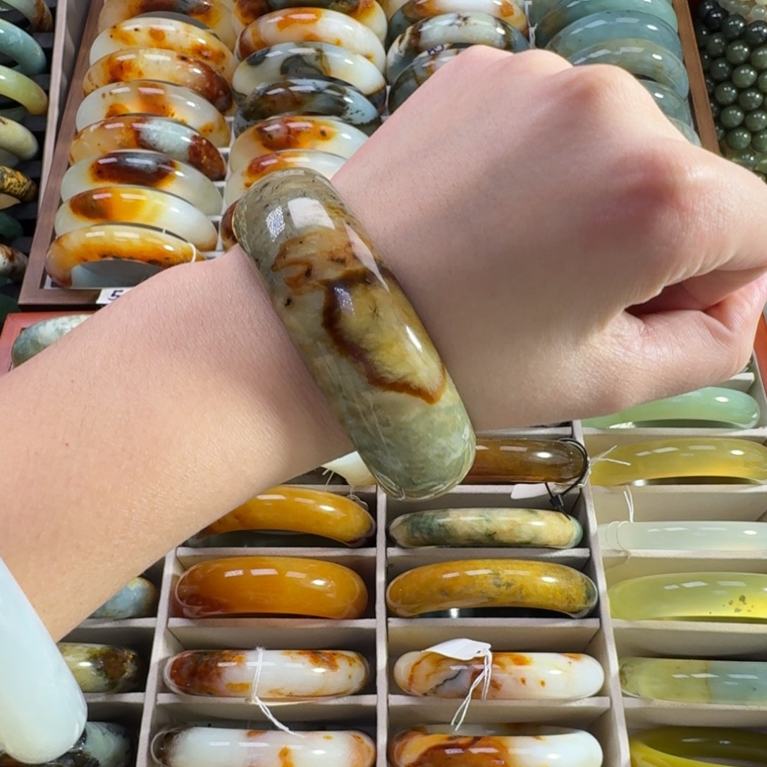 蛇纹石玉未镶嵌手镯