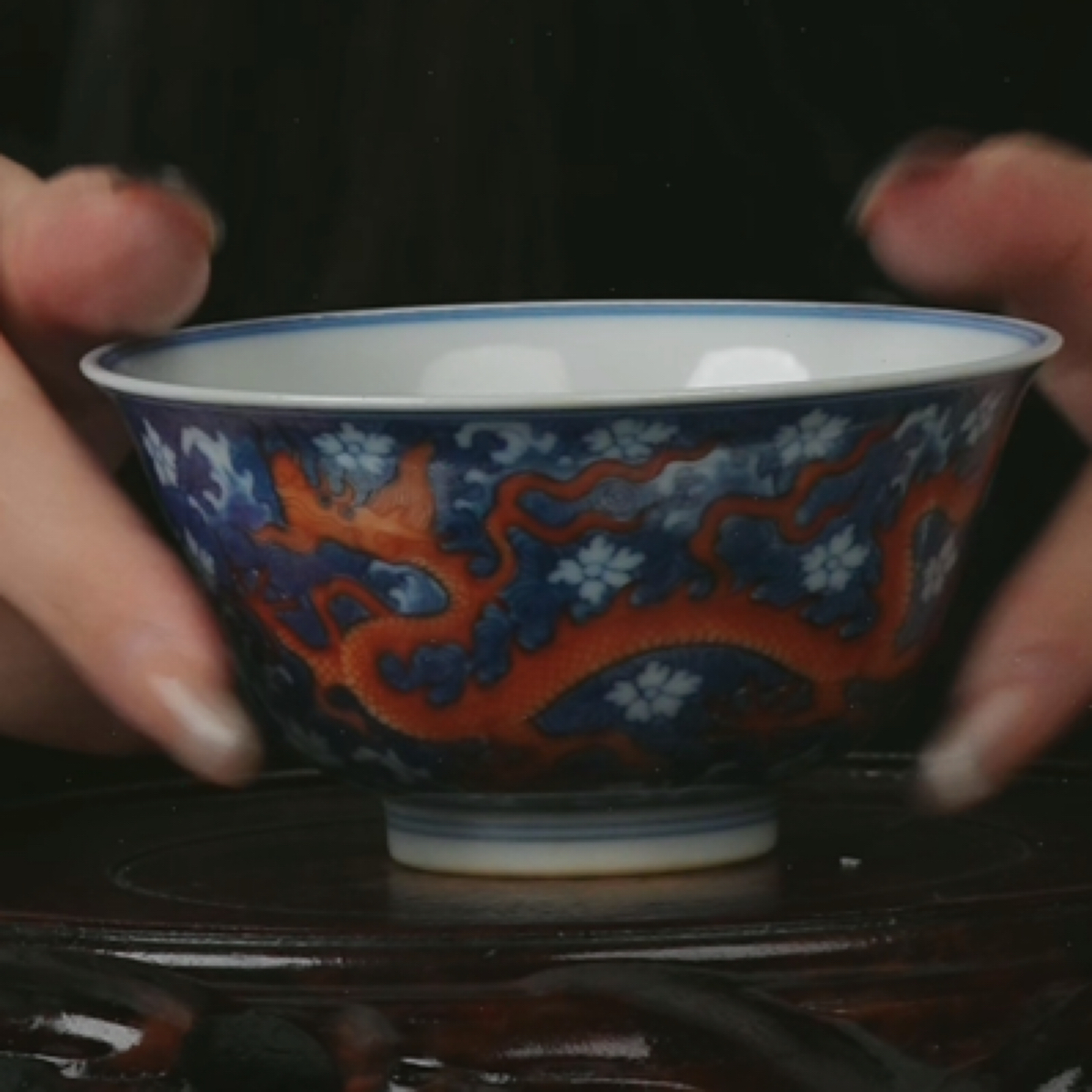 Y青花加彩双龙穿花纹压手杯