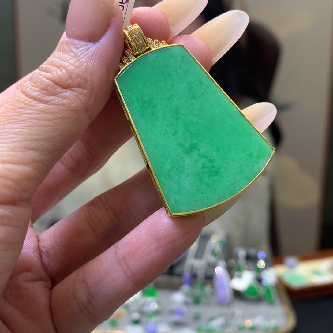 颈饰18K金镶嵌翡翠