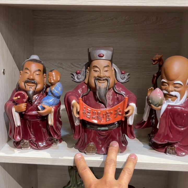 石湾公仔衬托盆景漂亮