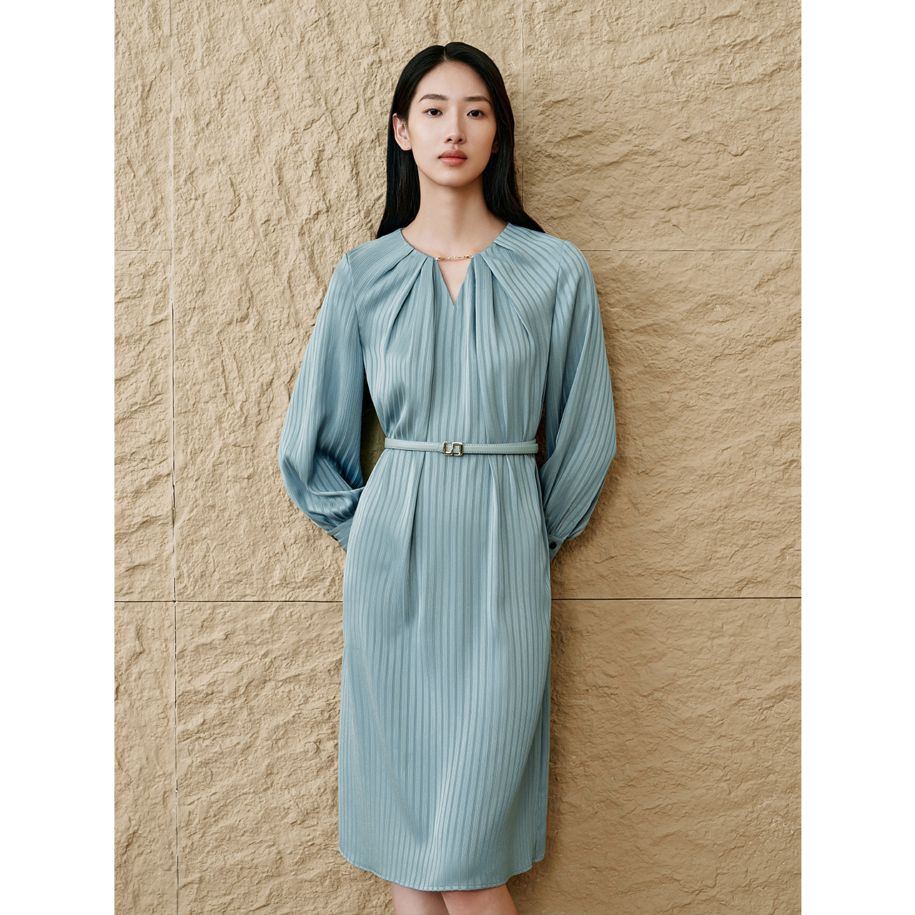 INSUN恩裳专选2025春季新款V领压褶暗纹气质连衣裙9C65105110