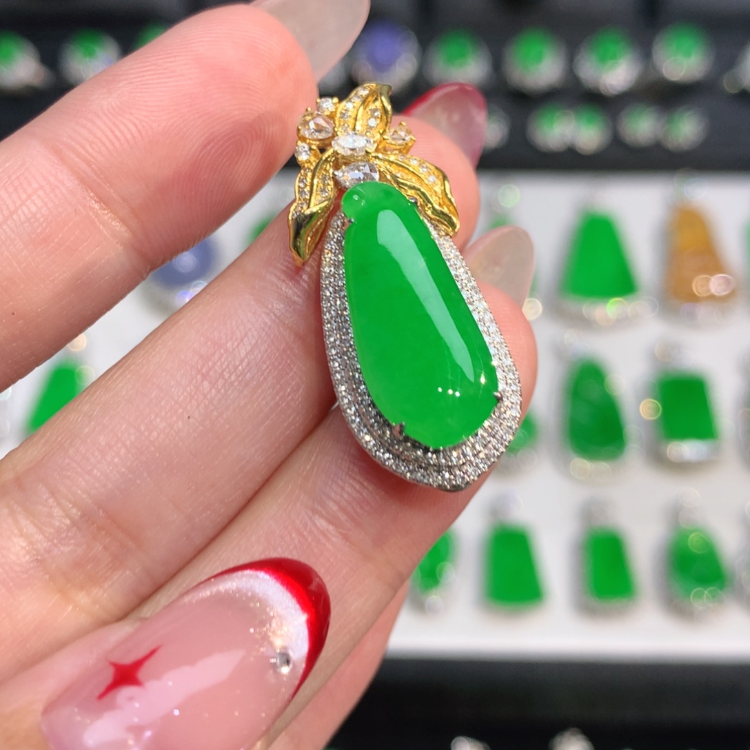 用***2翡翠18K金镶嵌颈饰