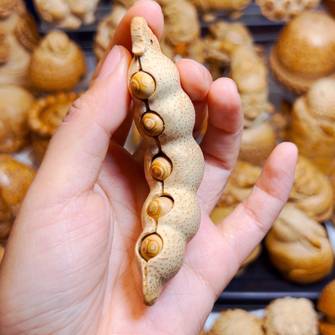 国***和竹根雕竹雕豆荚。     