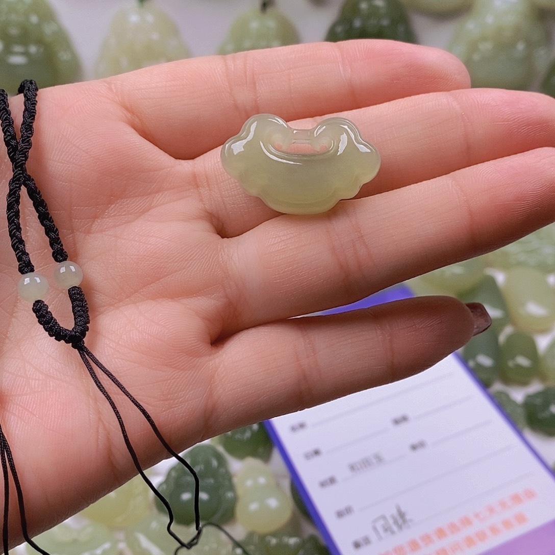 小***米和田玉未镶嵌颈饰