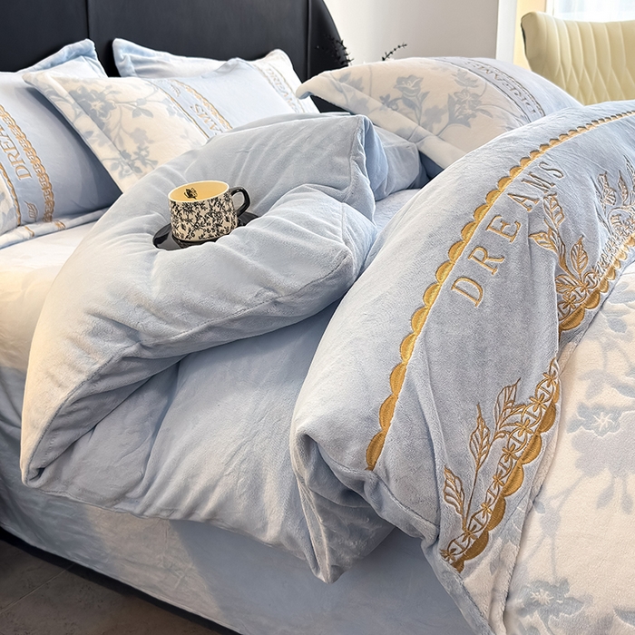 2025新款小香风秋冬保暖双面雕花牛奶绒四件套加厚被套床品防起球