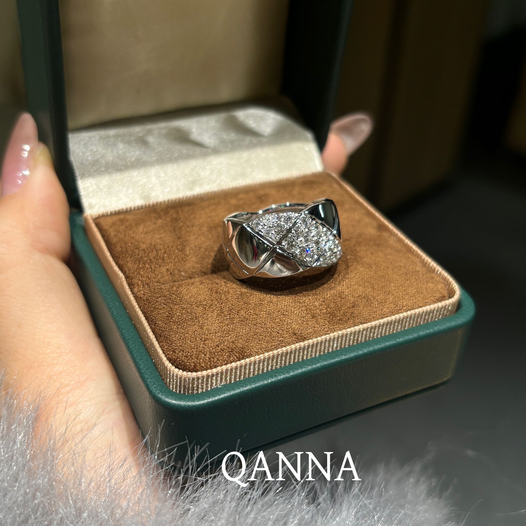 QANNA【宽版斜刘海】【满钻宽版菱格】重金名媛风百搭coco钻石戒指AY