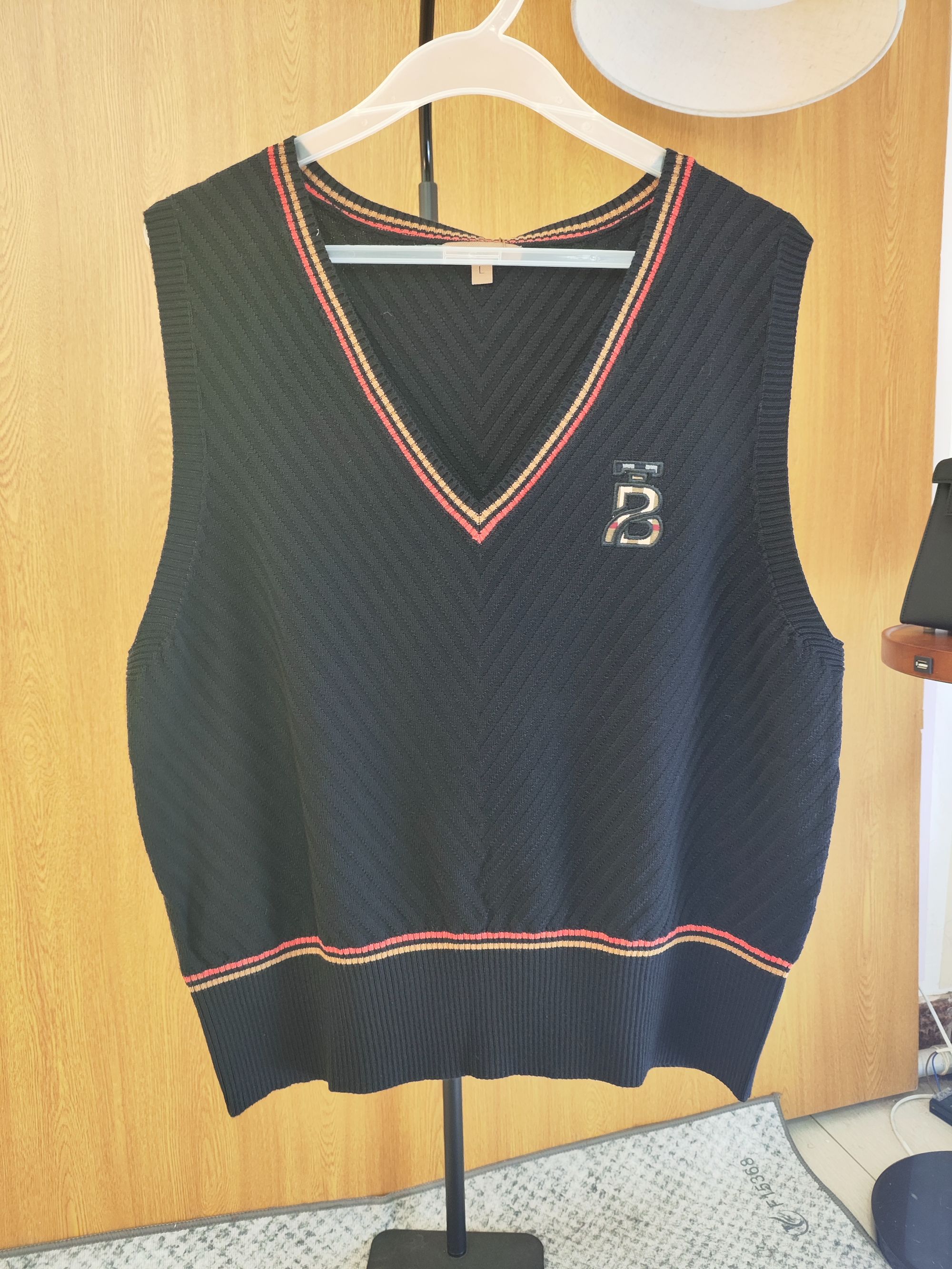 伴月伊人福利款V领撞色刺绣马甲19172