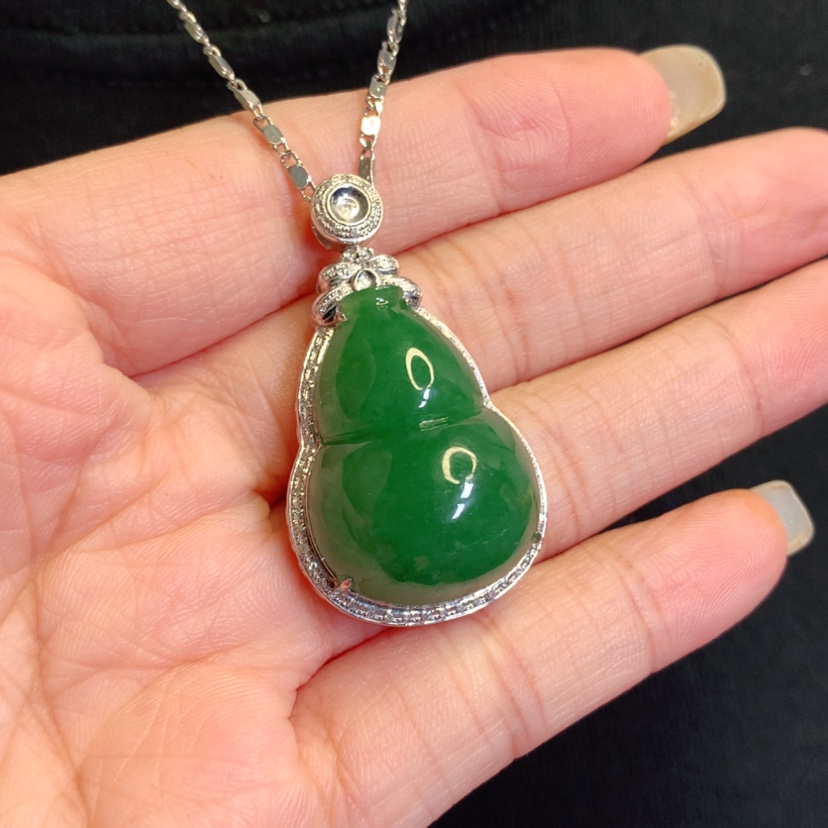 【闪购商品】颈饰18K金镶嵌翡翠葫芦