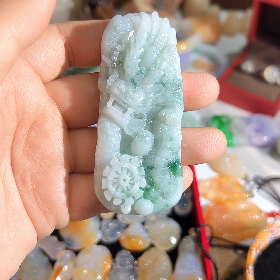 翡翠未镶嵌颈饰翡翠飘花龙行天下
