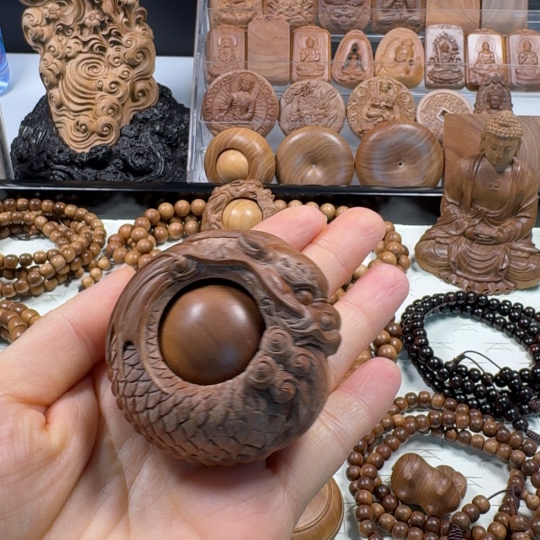 不***負檀香木把件龙鱼把件