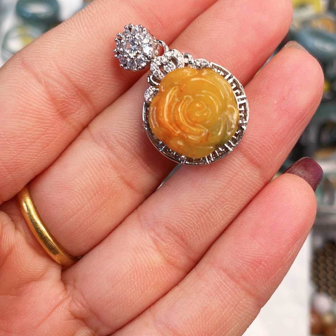 翡翠颈饰未镶嵌翡翠