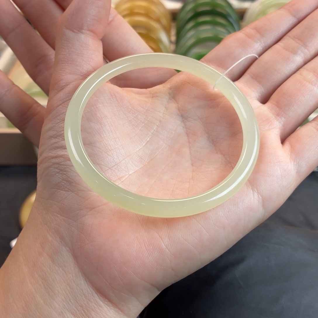 执***念和田玉未镶嵌手镯叮当