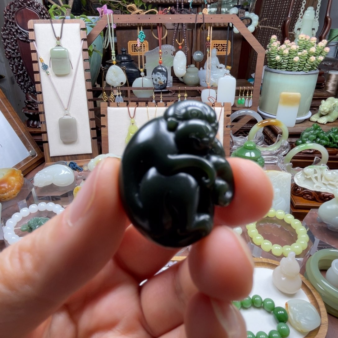 百***威和田玉未镶嵌挂件