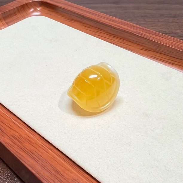 天然原矿蜜蜡富甲（龟壳），器型饱满，全品，重3.51克，21.2*19*16.6mm