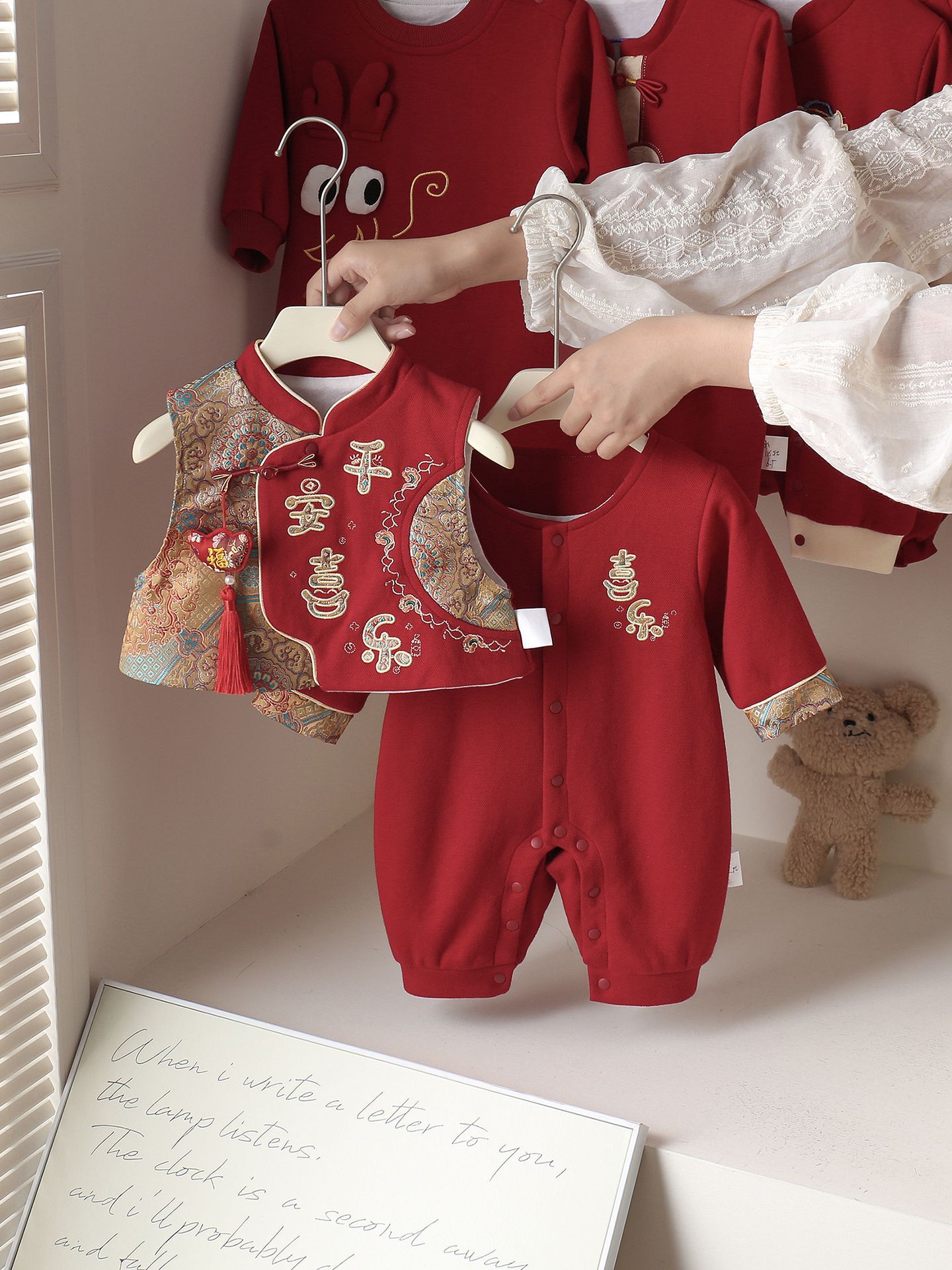 周岁宝宝中式套装礼服2025秋季新款婴幼儿连体衣红色喜庆生日套装
