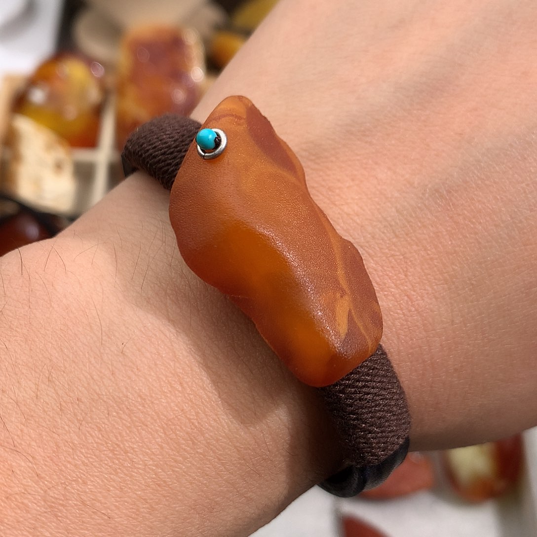 蜜蜡裸石未镶嵌在