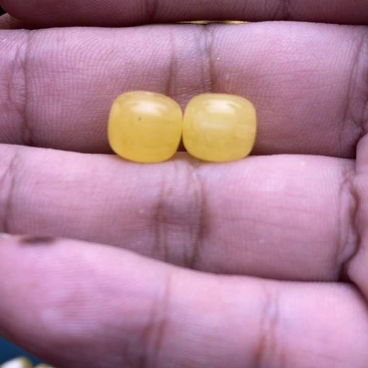 琥珀未镶嵌裸石36号10*9左右2颗微瑕