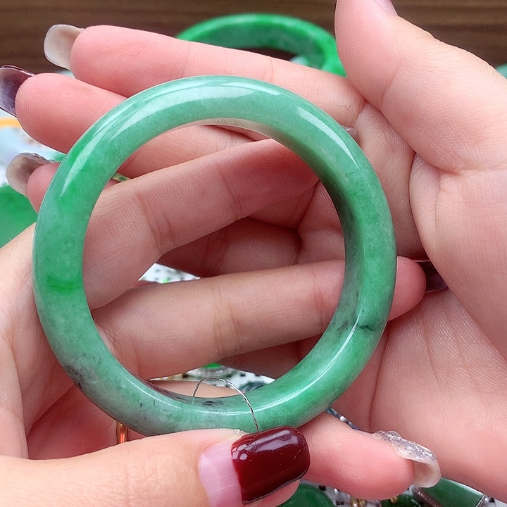 翡翠手镯未镶嵌翡翠